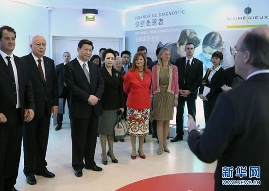 習(xí)近平參觀(guān)法國(guó)梅里埃生物科研中心 習(xí)近平參觀(guān)法國(guó)梅里埃生物科研中心