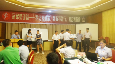 飛龍醫(yī)療董事長張新民為冠軍團(tuán)隊頒獎