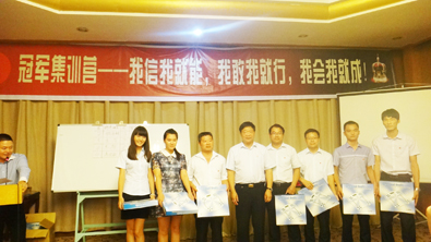 飛龍醫(yī)療董事長張新民和冠軍團(tuán)隊合影