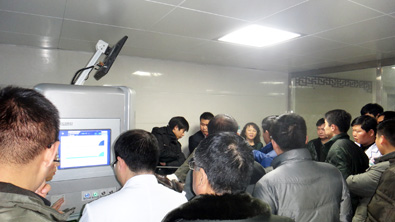 眾人參觀體驗鄢陵中醫(yī)院外星艙脊柱疼痛智能康復系統(tǒng)/非手術脊柱減壓系統(tǒng) 眾人參觀體驗鄢陵中醫(yī)院外星艙脊柱疼痛智能康復系統(tǒng)/非手術脊柱減壓系統(tǒng)