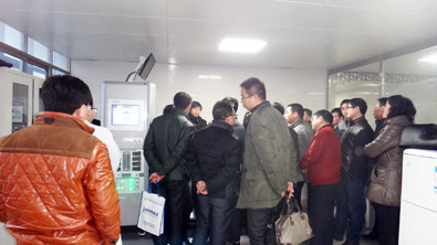 眾人參觀體驗鄢陵中醫(yī)院外星艙脊柱疼痛智能康復系統(tǒng)/非手術脊柱減壓系統(tǒng) 眾人參觀體驗鄢陵中醫(yī)院外星艙脊柱疼痛智能康復系統(tǒng)/非手術脊柱減壓系統(tǒng)