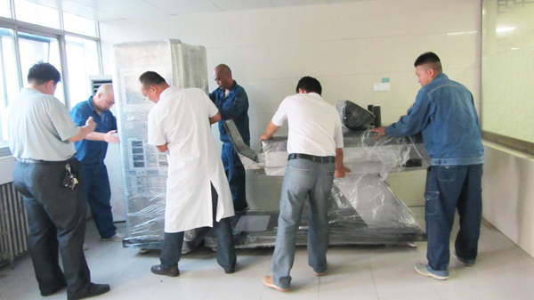 鄢陵縣中醫(yī)院相關(guān)領(lǐng)導(dǎo)現(xiàn)場(chǎng)驗(yàn)收飛龍醫(yī)療外星艙非手術(shù)脊柱減壓系統(tǒng) 