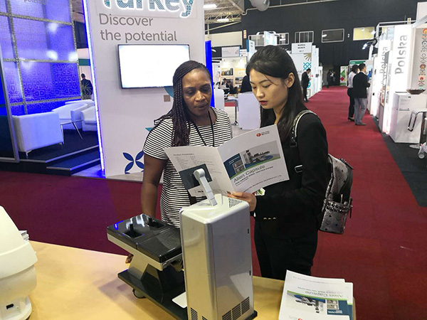 工作人員給海外朋友介紹外星艙 工作人員給海外朋友介紹外星艙