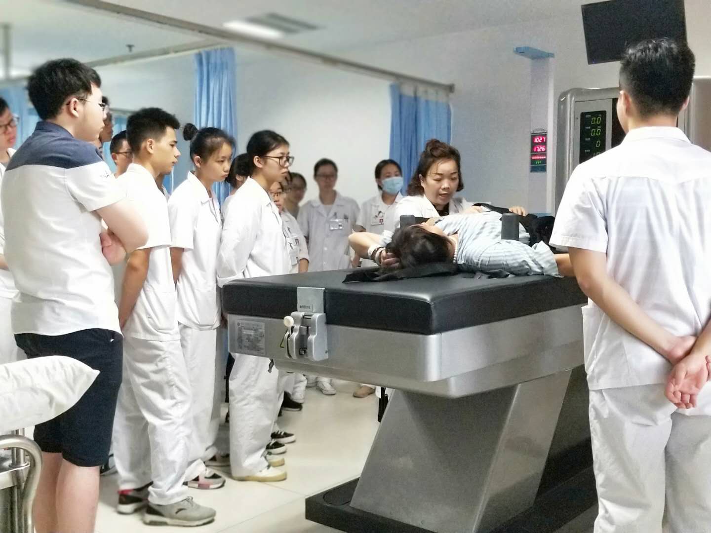 佛山市第五人民醫(yī)院引進飛龍醫(yī)療外星艙非手術脊柱減壓系統(tǒng)