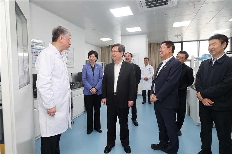 省委書記樓陽生調研河南省醫(yī)學科學院